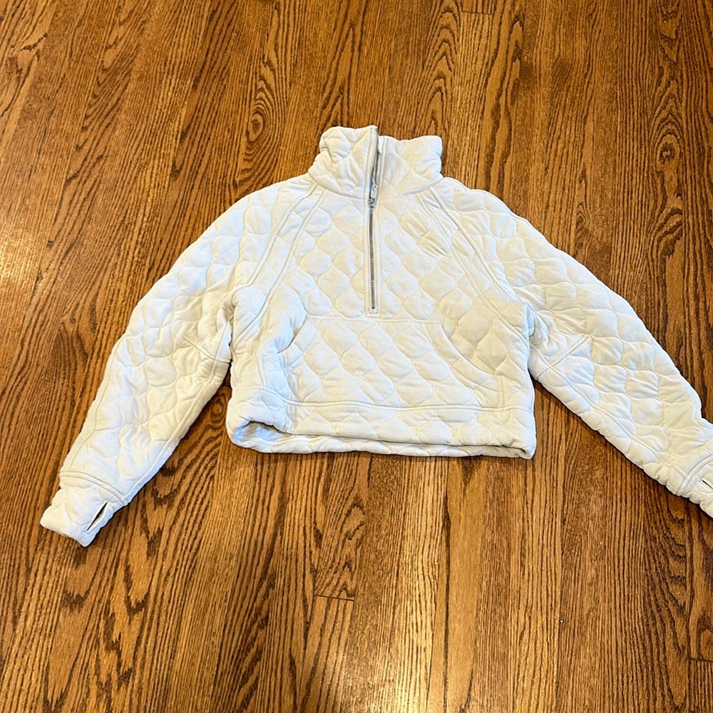 Lululemon Cropped Scuba funnelneck quilted in bone XS/S